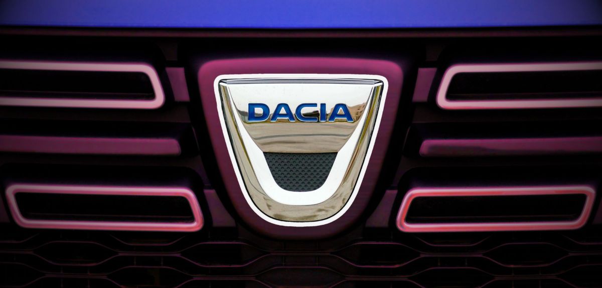 Dacia-Logo auf einem Auto
