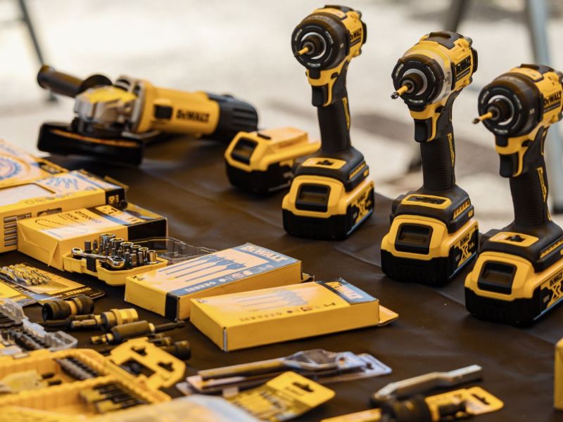 Einige DeWalt-Akkuschrauber in der Ladenauslage.