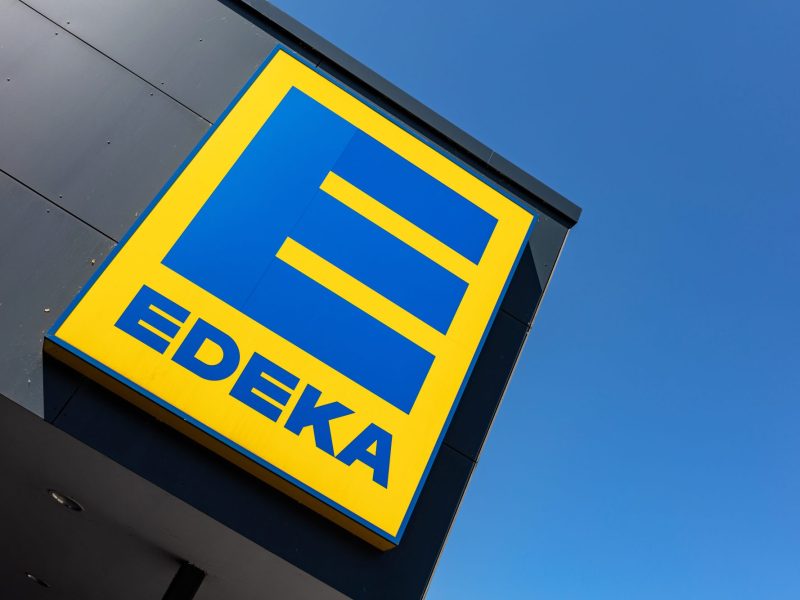 Edeka-Logo an einem Gebäude.