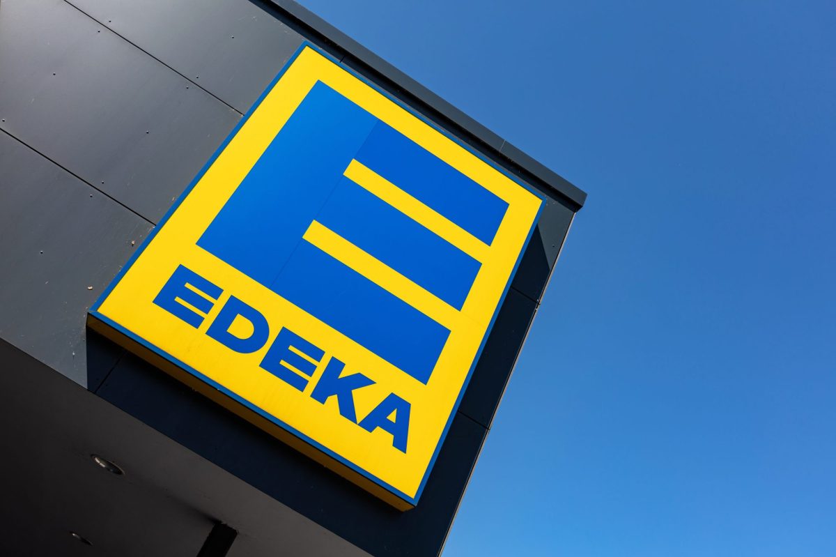 Edeka-Logo an einem Gebäude.