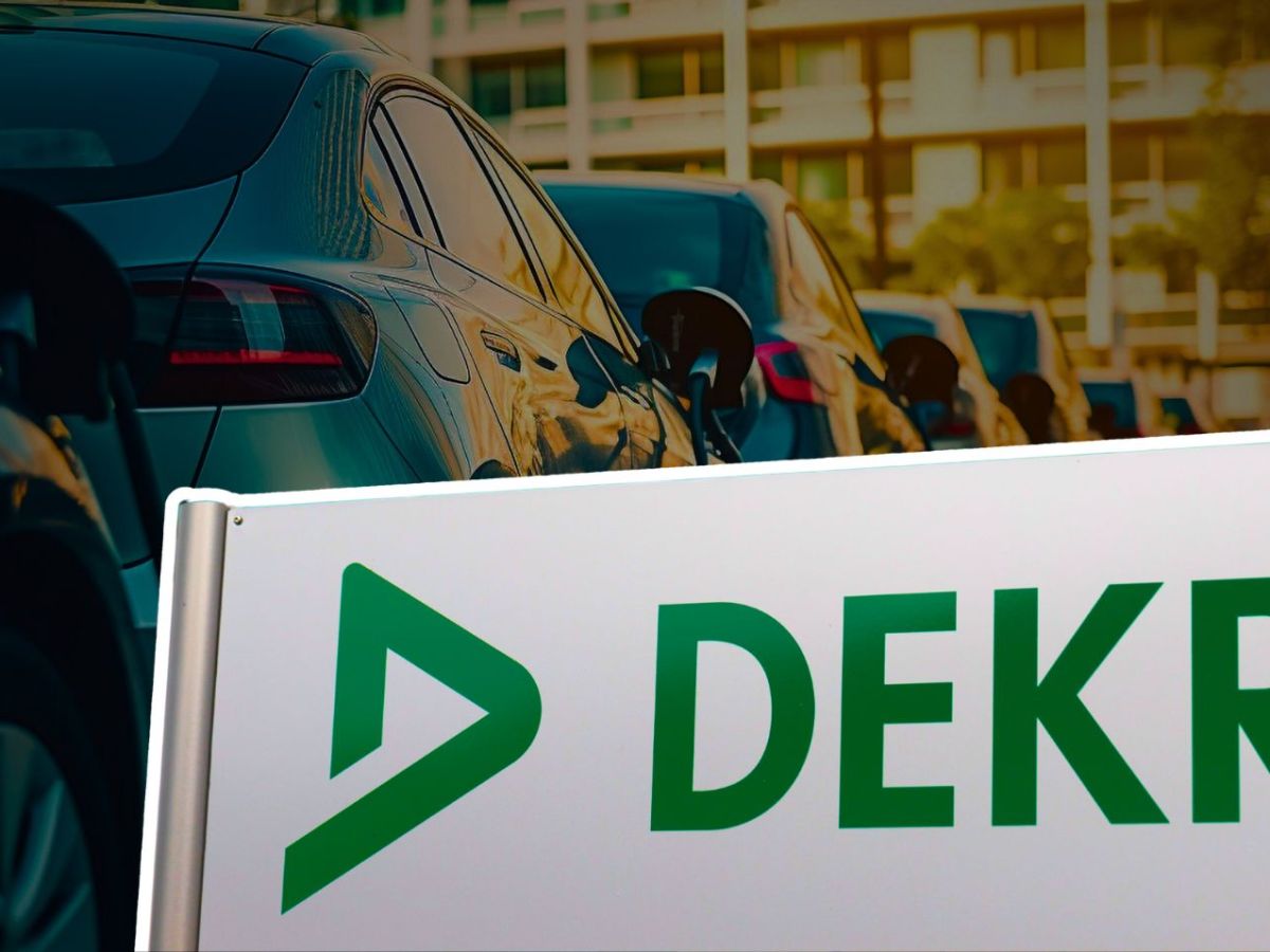 Elektroauto vor einem DEKRA-Schild