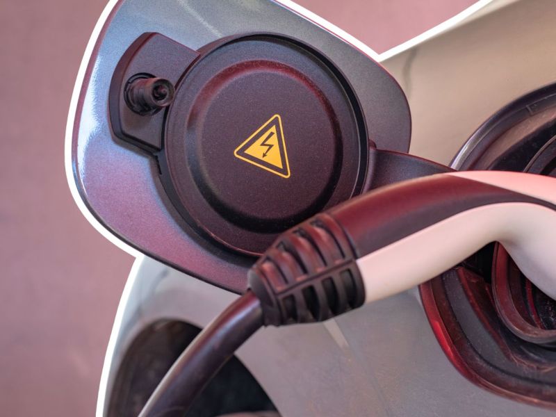 Ladestecker in einem Elektroauto