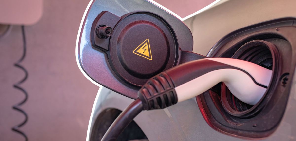 Ladestecker in einem Elektroauto