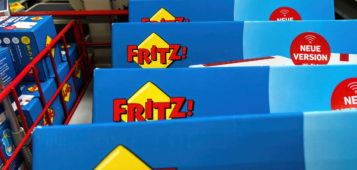 Verschiedene FritzBox-Verpackungen in einem GeschÃ¤ft