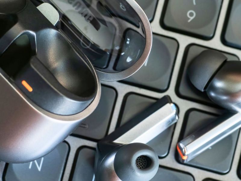 Galaxy Buds3 Pro auf Tastatur