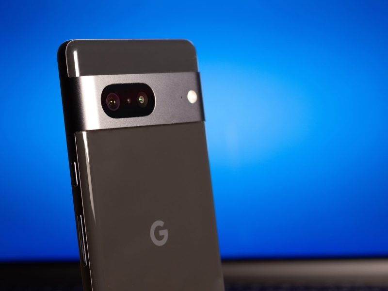 Google Pixel-Handy vor blauem Hintergrund.