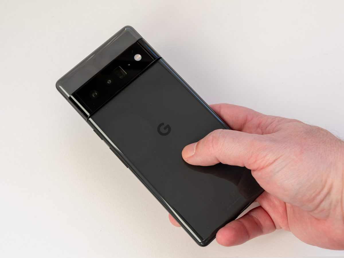 Person hält ein Google Pixel 6 Pro