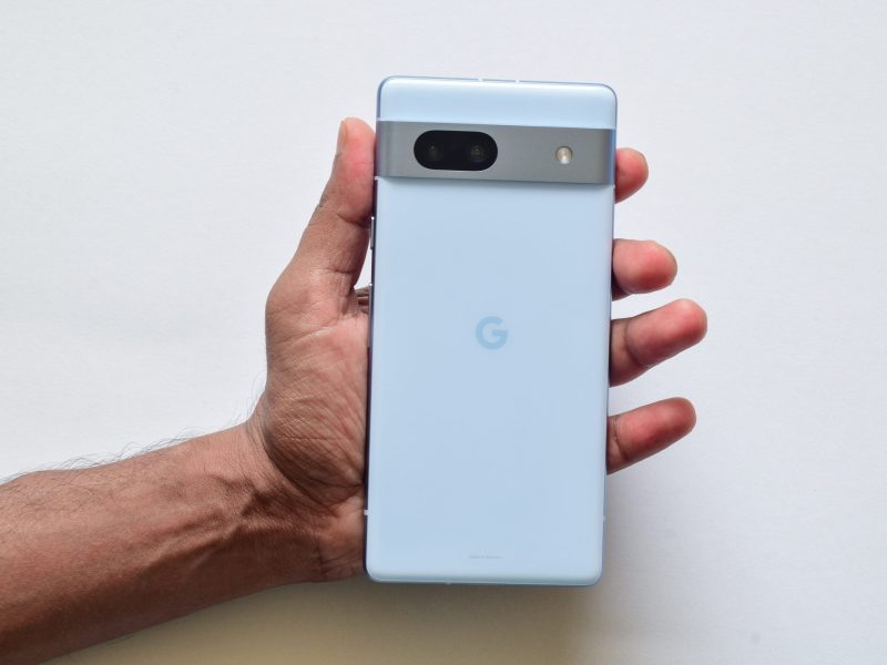 Person hält ein Google Pixel 7a