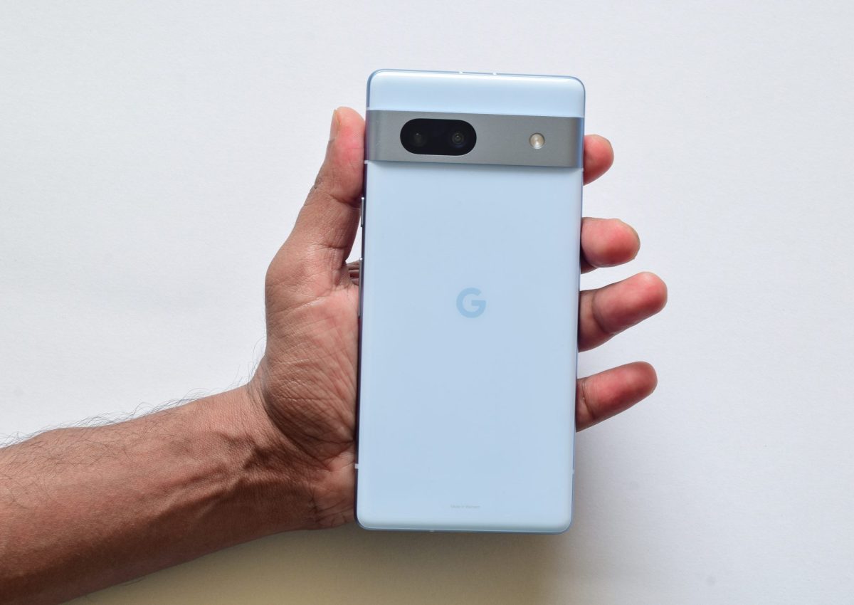 Person hält ein Google Pixel 7a
