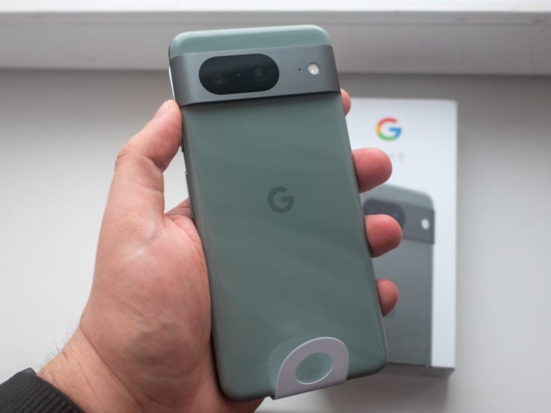 Eine Person hält ein Google Pixel 8.