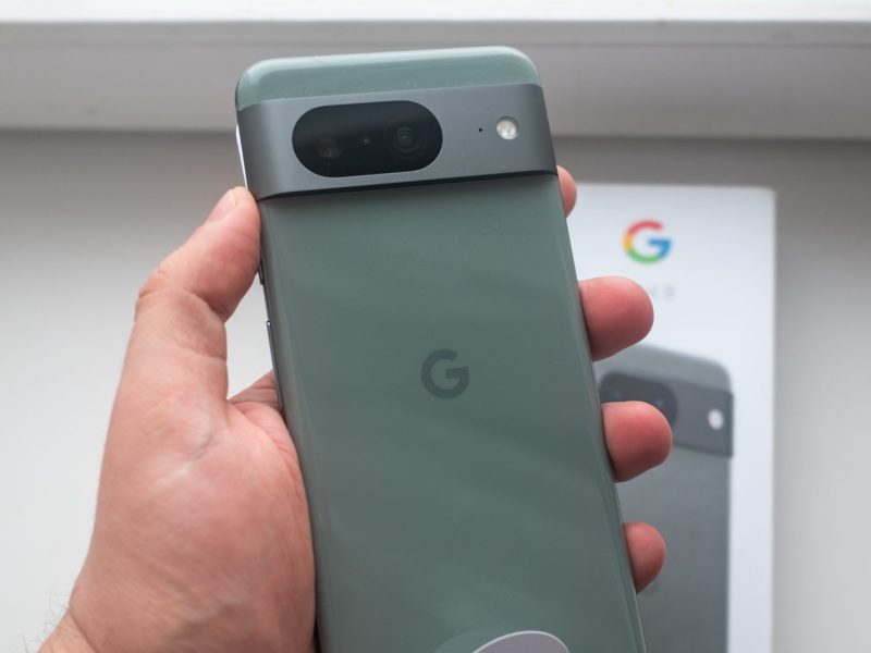Eine Person hält ein Google Pixel 8.