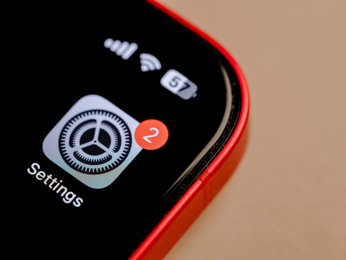 Einstellungs-App auf dem iPhone zeigt an, dass es Neuigkeiten gibt.