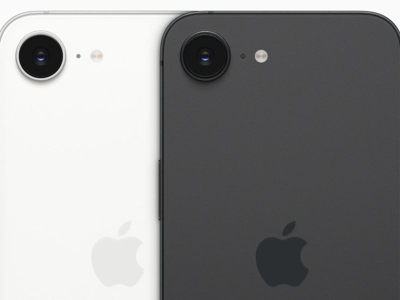 Zwei iPhone 16e. Eins in Schwarz, eins in Weiß.