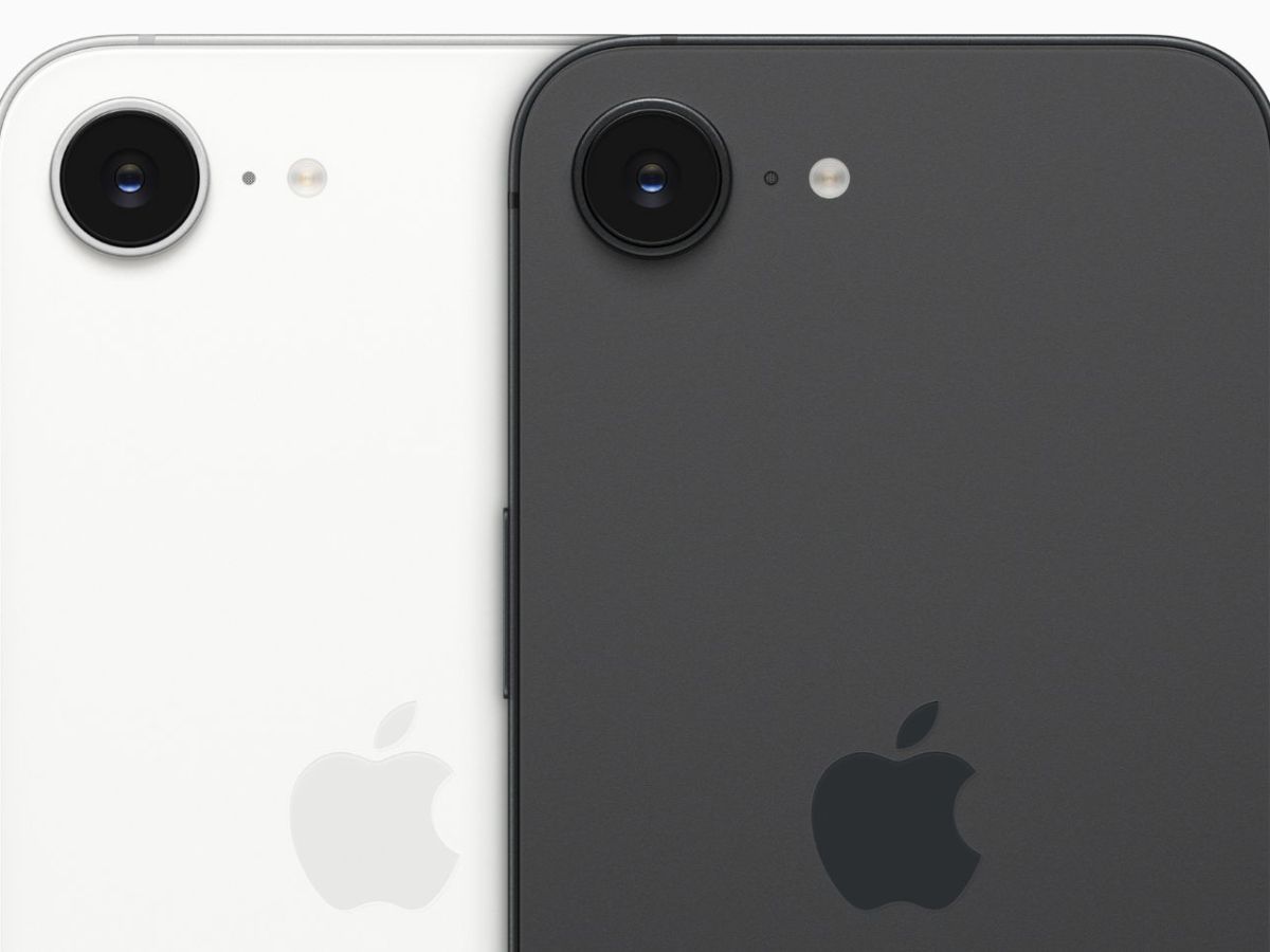 Zwei iPhone 16e. Eins in Schwarz, eins in Weiß.