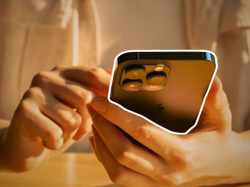Person mit einem iPhone in der Hand