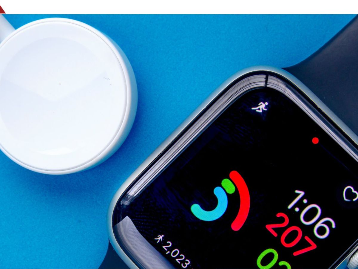 Apple Watch mit Ladegerät. (Symbolbild)