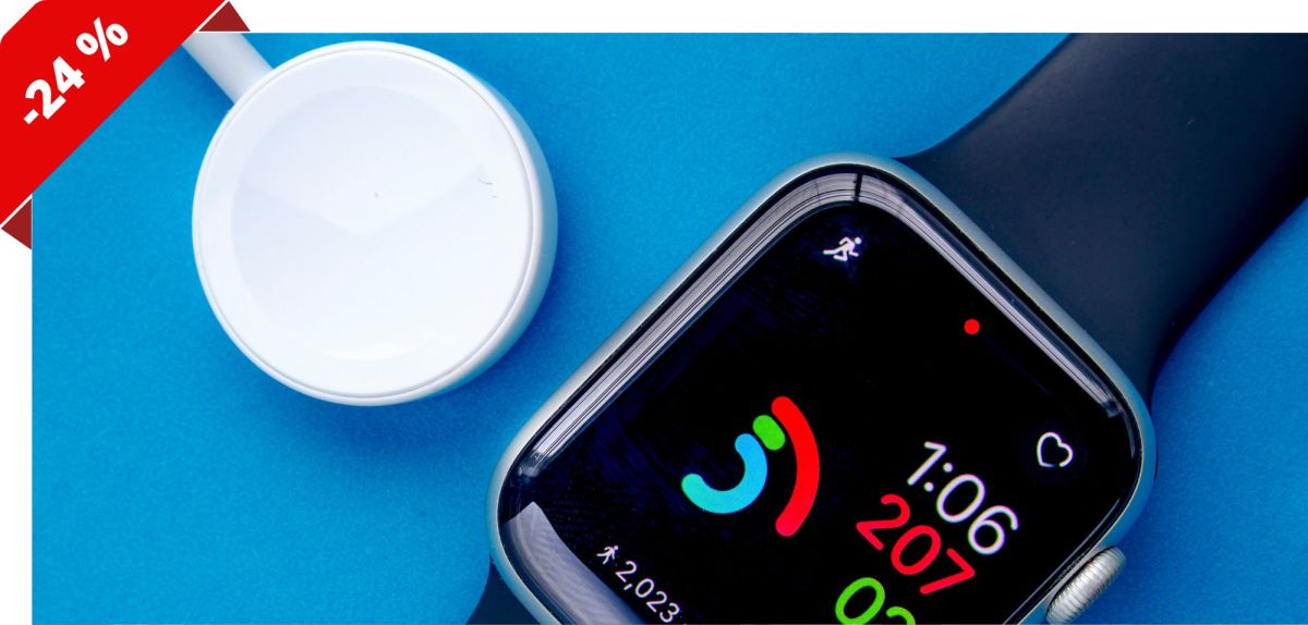 Apple Watch mit Ladegerät. (Symbolbild)