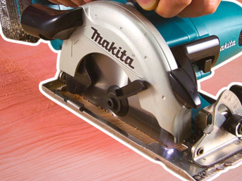 Person mit einer Makita DSS501Z Akku-Handkreissäge