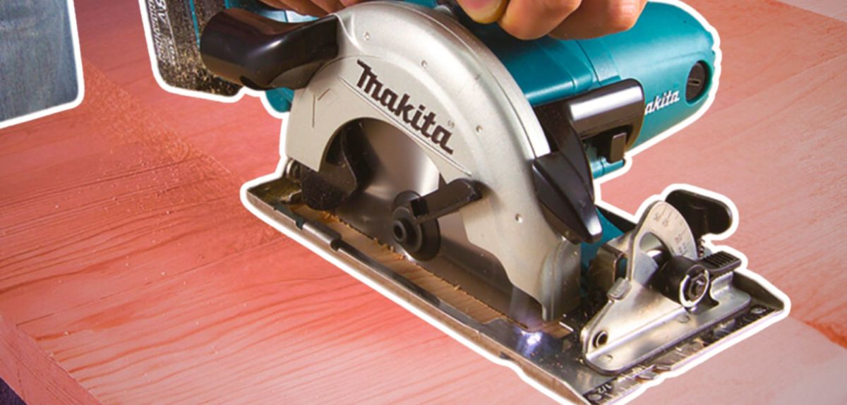 Person mit einer Makita DSS501Z Akku-Handkreissäge