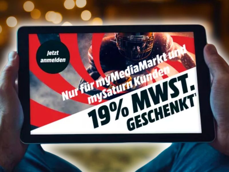 Person hält Tablet mit geöffneter MediaMarkt-Seite
