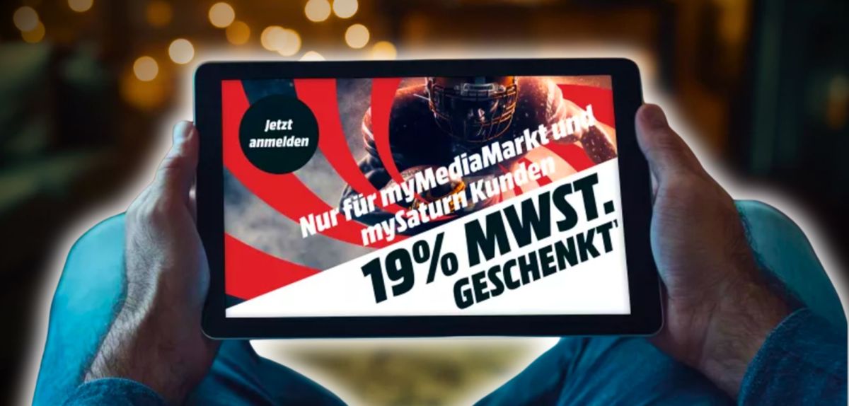 Person hÃ¤lt Tablet mit geÃ¶ffneter MediaMarkt-Seite