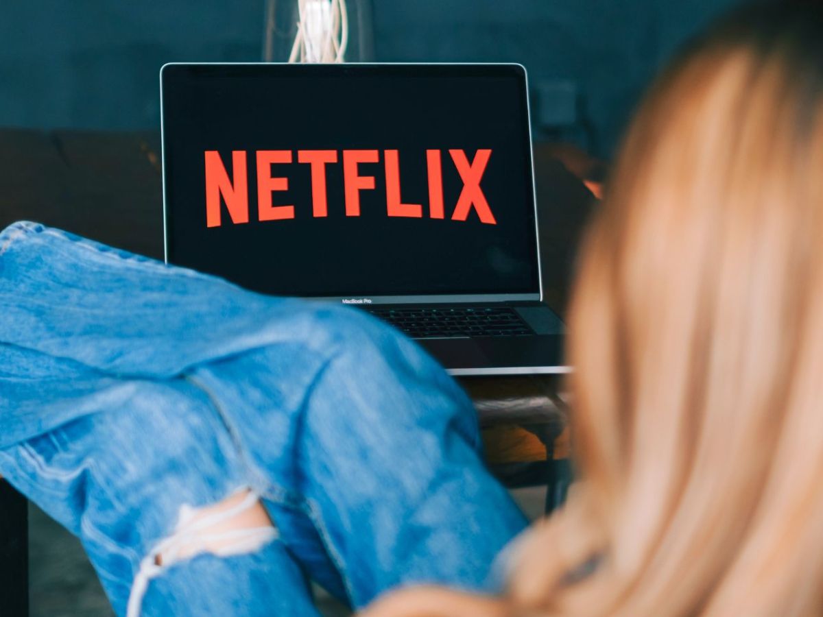 Frau schaut Netflix auf dem Laptop.