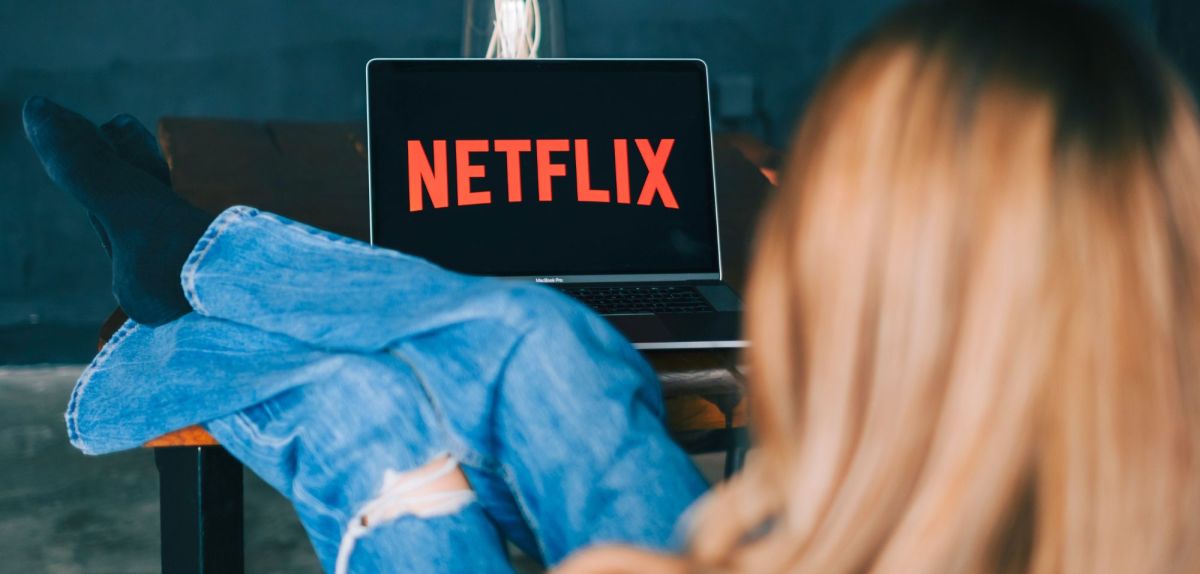 Frau schaut Netflix auf dem Laptop.