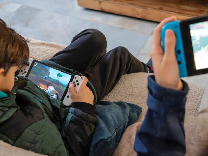Kinder spielen mit Nintendo Switch