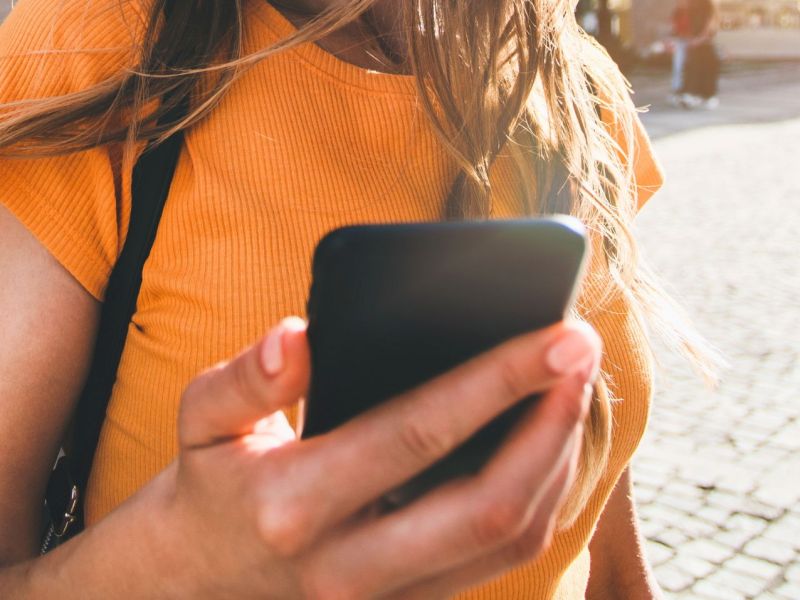 Frau hält Smartphone in der Hand