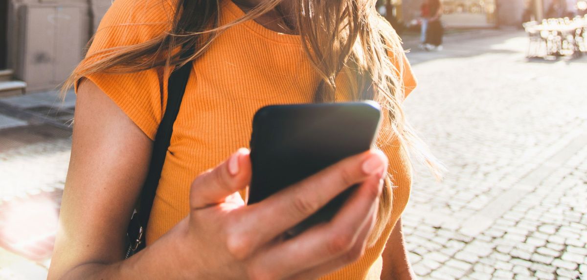 Frau hält Smartphone in der Hand