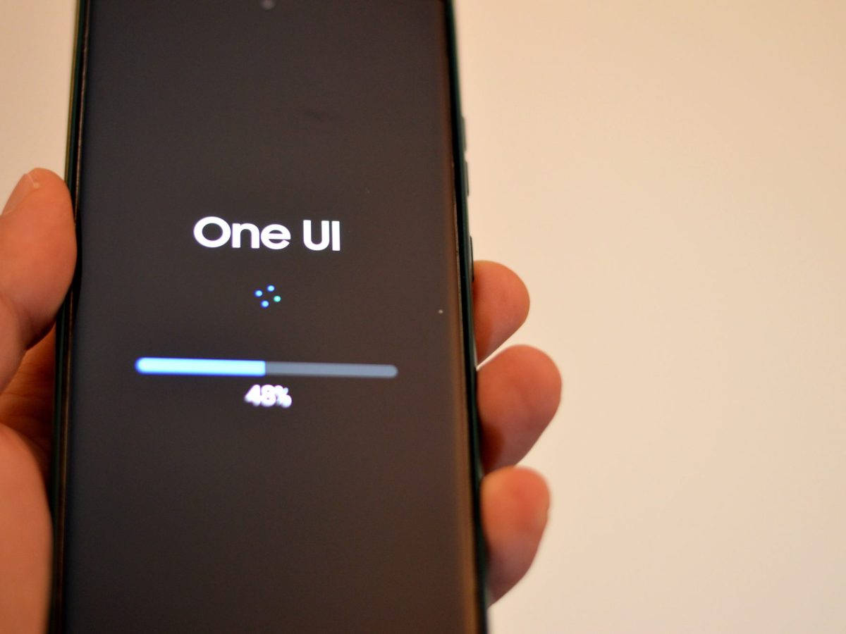 Auf einem Handy wird ein One UI-Update durchgeführt.