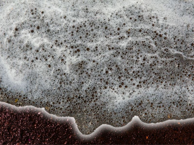 Weißer Schaum am Strand