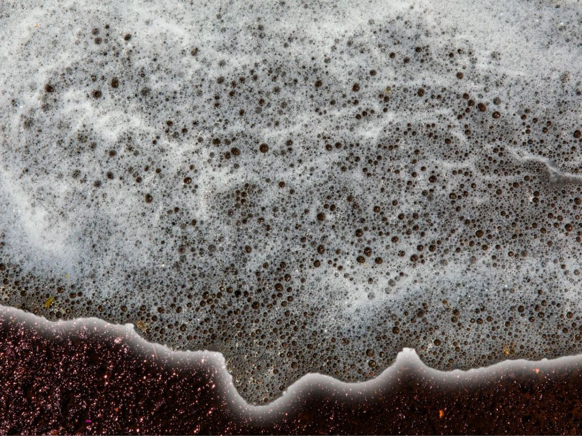 Weißer Schaum am Strand