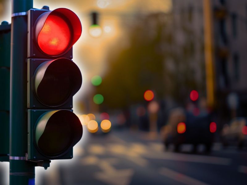 Rote Ampel an einer Straße