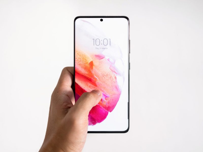 Person hält ein Samsung Galaxy S21 Ultra