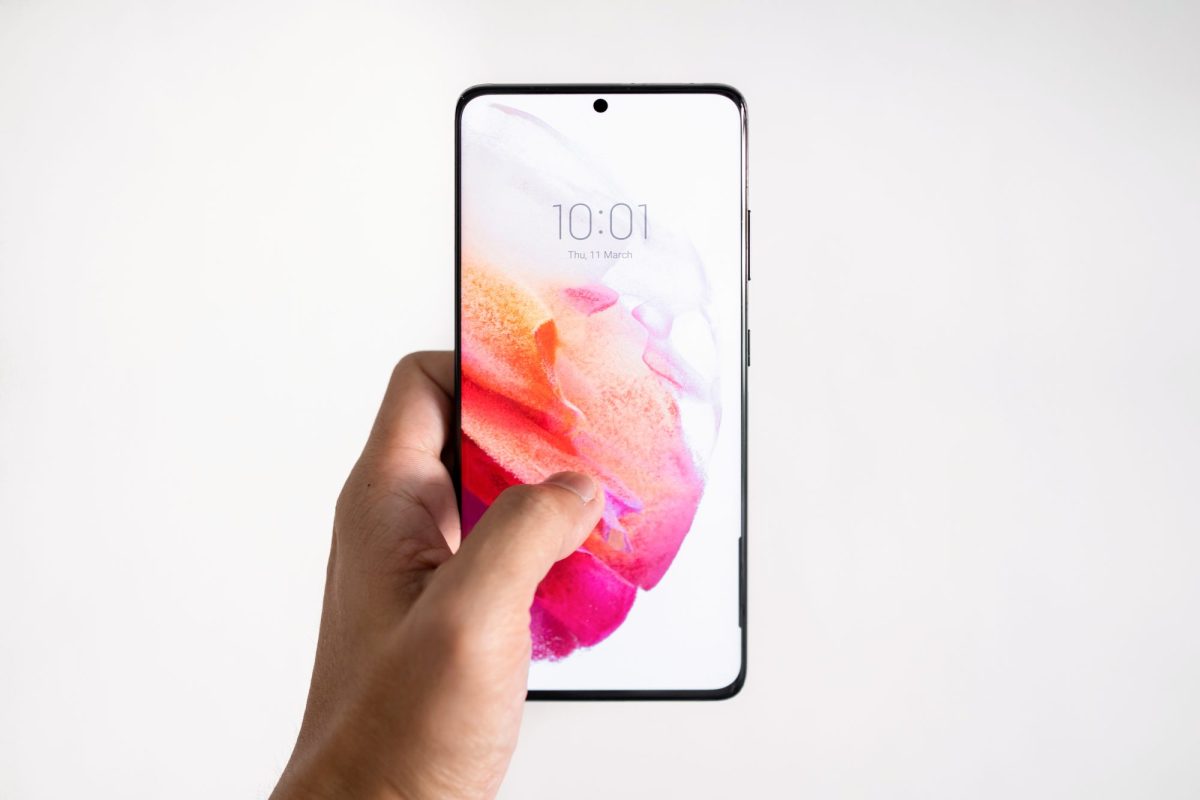 Person hält ein Samsung Galaxy S21 Ultra