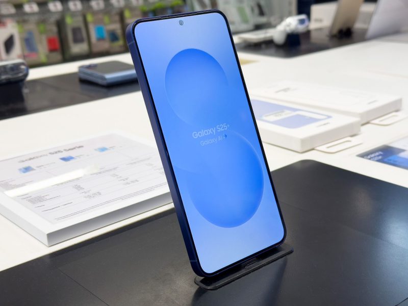 Samsung Galaxy S21+ in einer Auslage