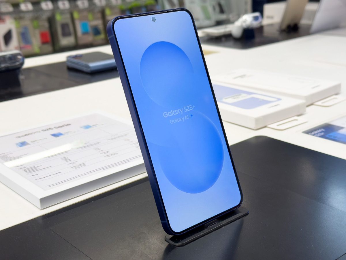 Samsung Galaxy S21+ in einer Auslage