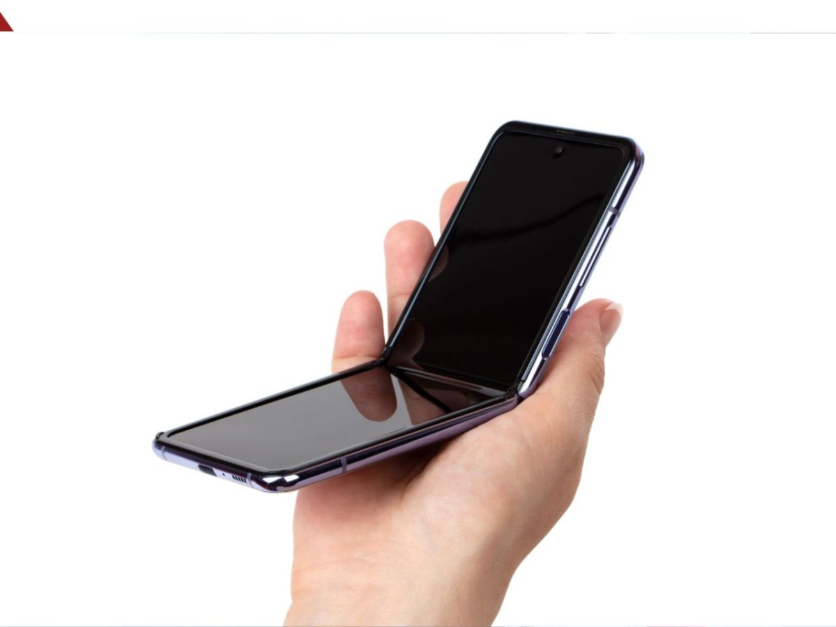 Person hält Samsung Galaxy Z Flip in der Hand.