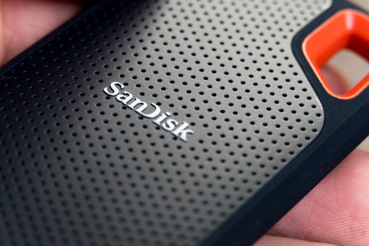 Person hält eine SanDisk-SSD in der Hand.