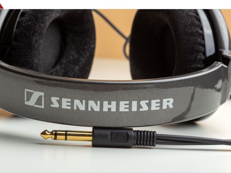 Sennheiser Kopfhörer mit Kabel auf einem Tisch.