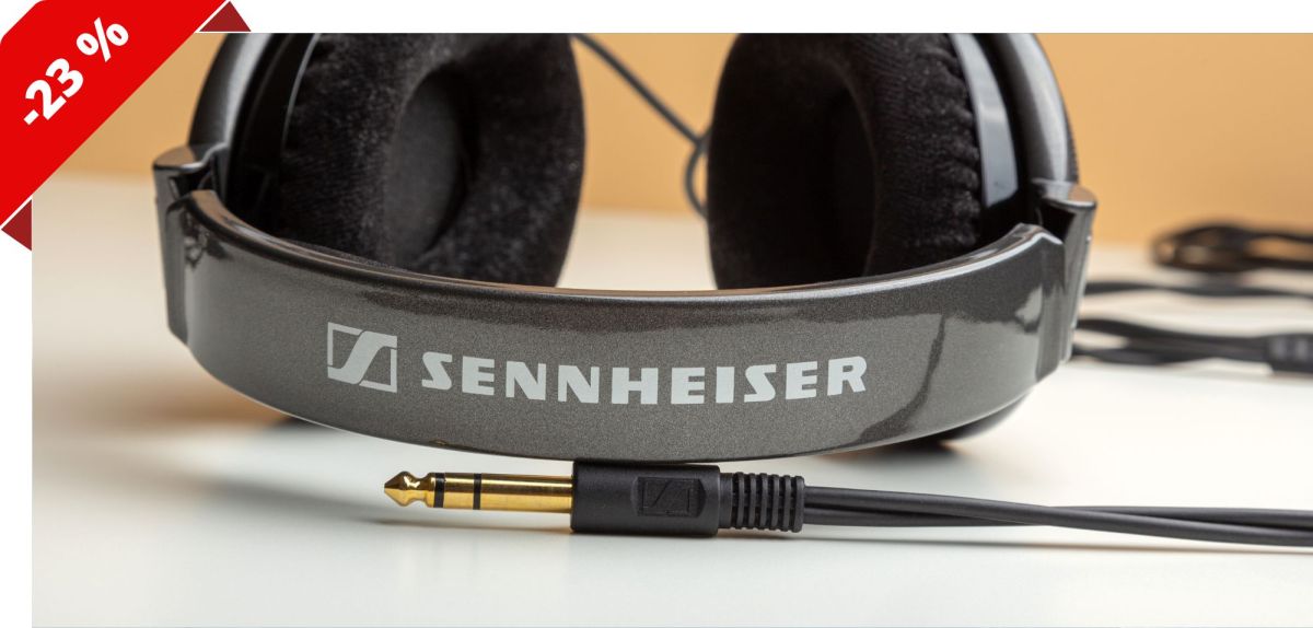 Sennheiser Kopfhörer mit Kabel auf einem Tisch.