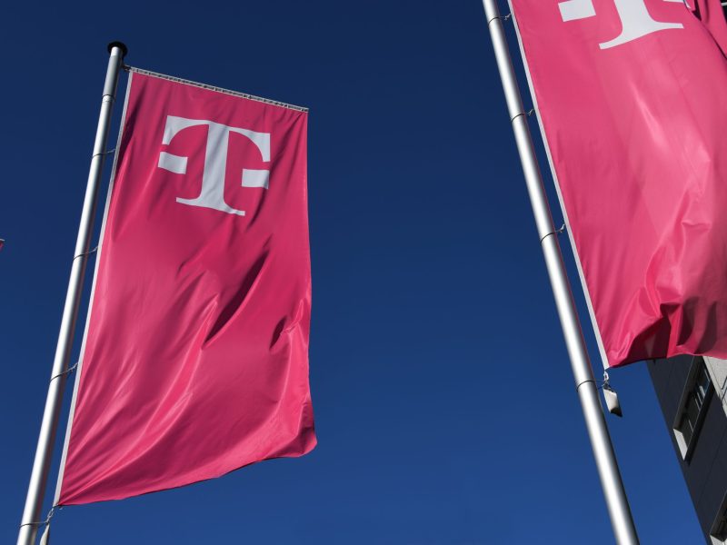 Fahnen mit dem Telekom-Logo.