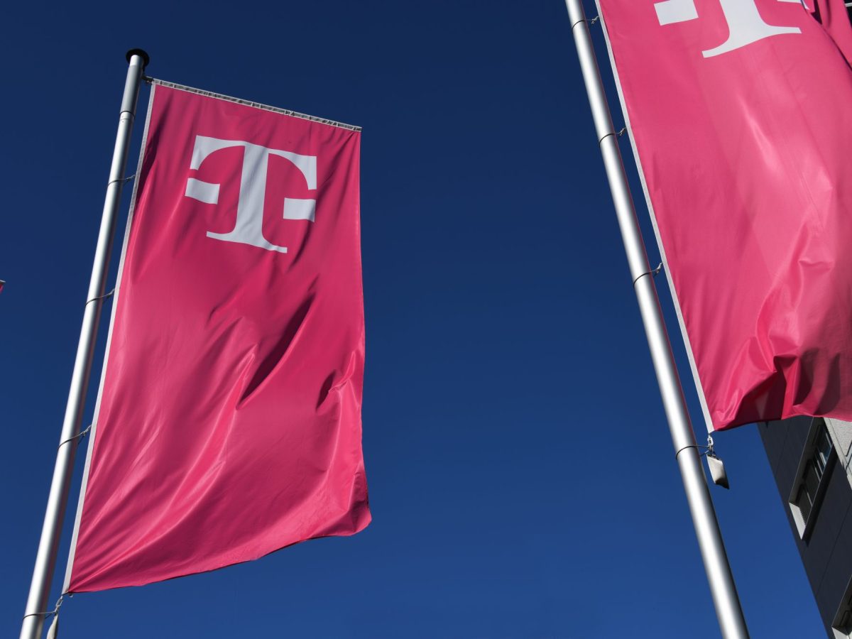 Fahnen mit dem Telekom-Logo.