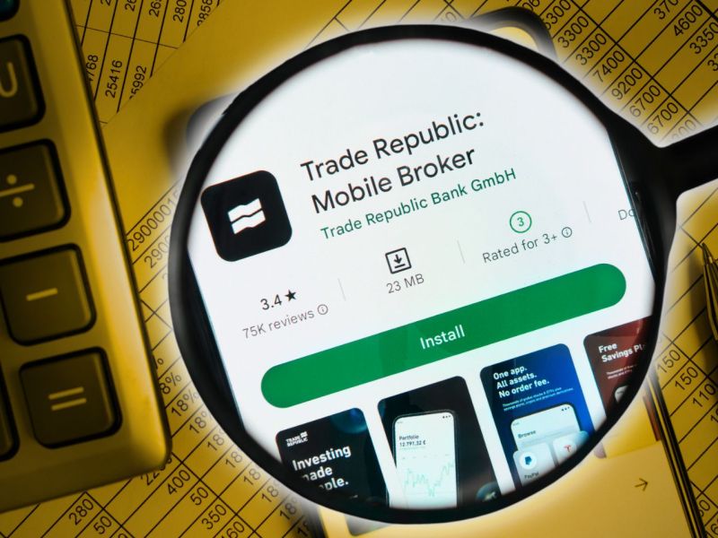 Trade Republic-App unter einer Lupe