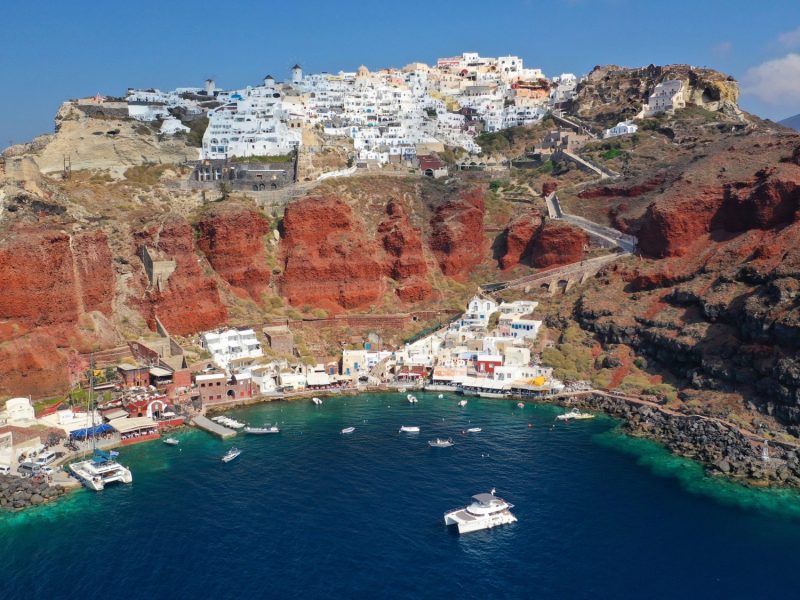 Panorama der Vulkaninsel Santorini mit dem Dorf Oia