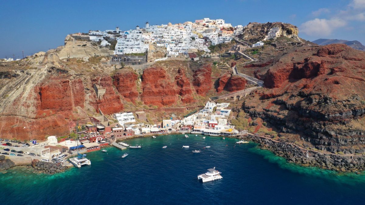 Panorama der Vulkaninsel Santorini mit dem Dorf Oia
