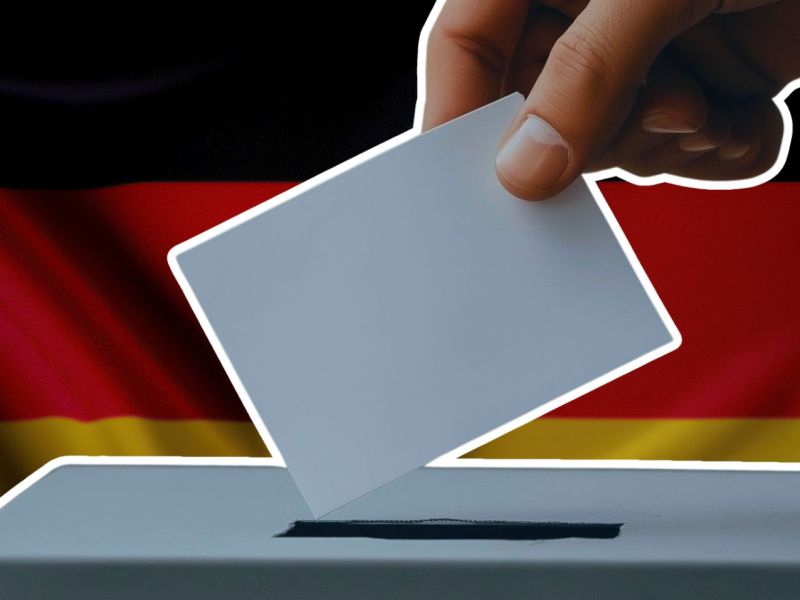 Person wirft Stimmzettel in eine Wahlurne