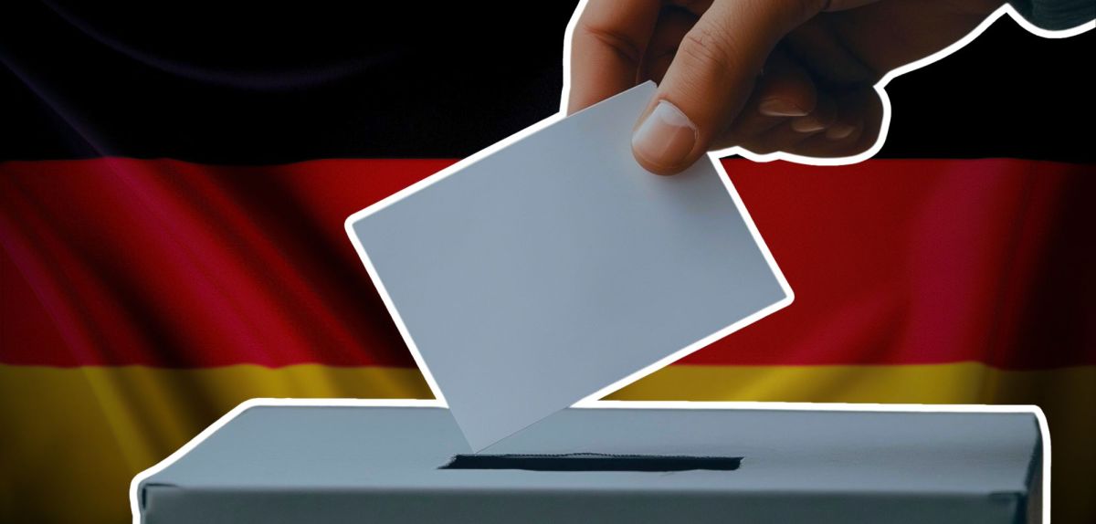Person wirft Stimmzettel in eine Wahlurne