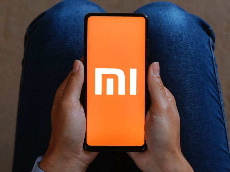 Frau hält Xiaomi-Handy
